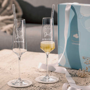 Sektglas Geschenkset PUCCINI mit Gravur "just married", Verpackung und Dekoration auf Marmortisch