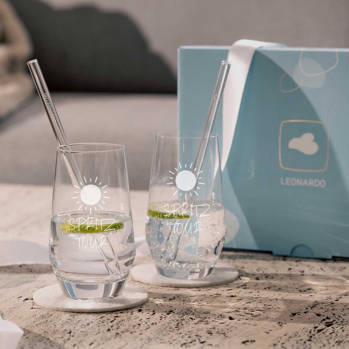 Trinkglas Geschenkset PUCCINI mit Gravur, Strohhalmen und Verpackung auf Betonoberfläche