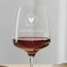 Rotweinglas CESTI mit Rotwein gefüllt, personalisierte Gravur mit Herz und Text WEINZIGARTIG