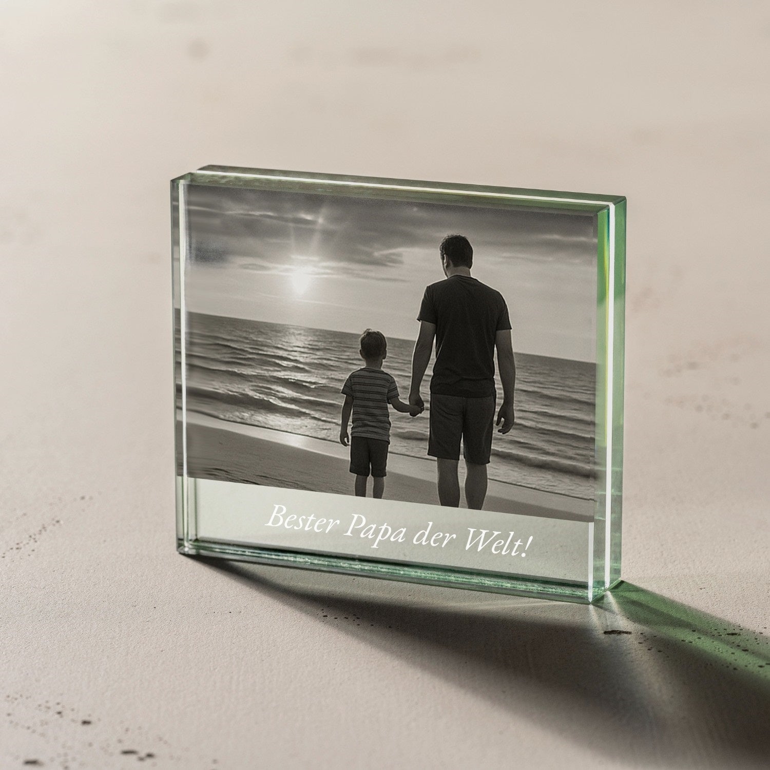 Bilderrahmen LINEA mit Schwarzweissfoto von zwei Personen am Strand, Gravur "Bester Papa der Welt