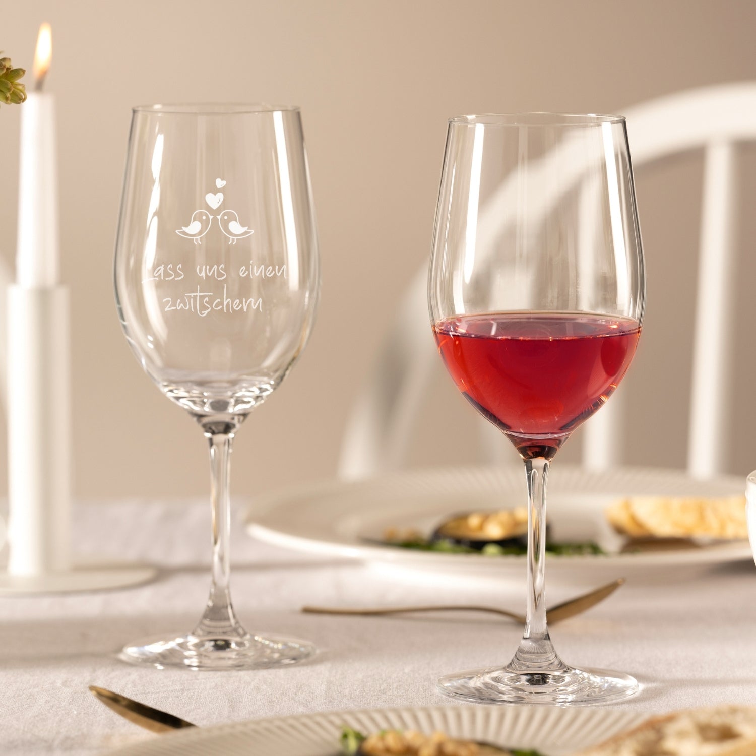 Rotweinglas CIAO+ mit Gravur, gefüllt mit Rotwein, auf gedecktem Tisch