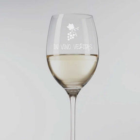 Weißweinglas CHEERS mit Gravur "IN VINO VERITAS" und Traubenmotiv, gefüllt mit Weißwein