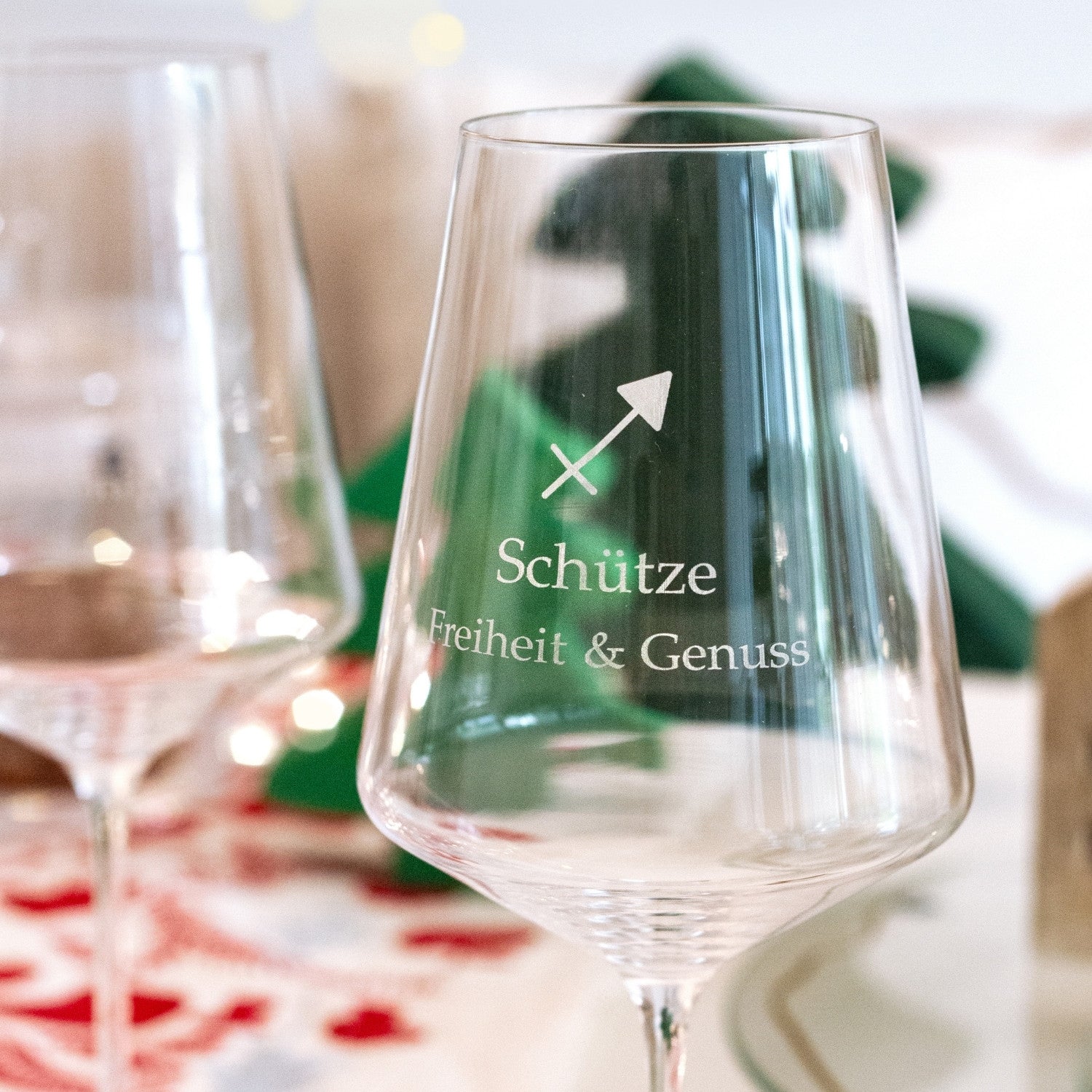 Rotweinglas PUCCINI mit Gravur "Schütze Freiheit & Genuss", gedeckter Tisch mit Weihnachtsdeko