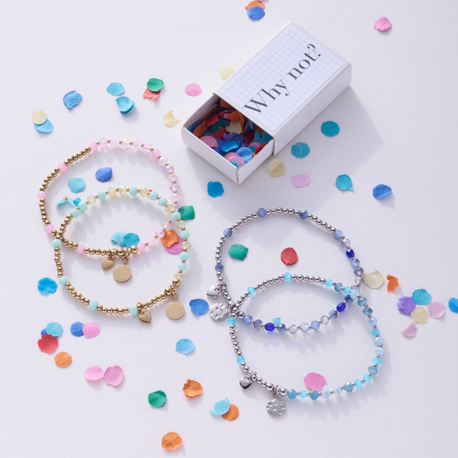 Mehrfarbige Armbänder AMITA You & Me mit bunten Glasperlen, Verpackung und lose Perlen