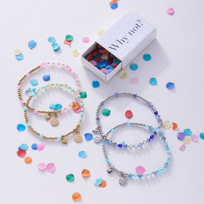 Mehrfarbige Armbänder AMITA You & Me mit bunten Glasperlen, Verpackung und lose Perlen