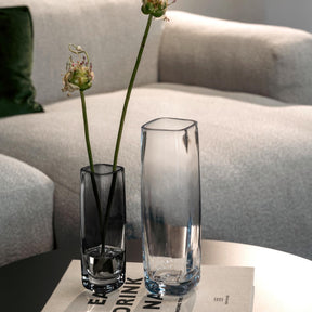 Solifleurvase PIETRA in grau auf Tisch neben einer anderen Vase mit Blumenstiel
