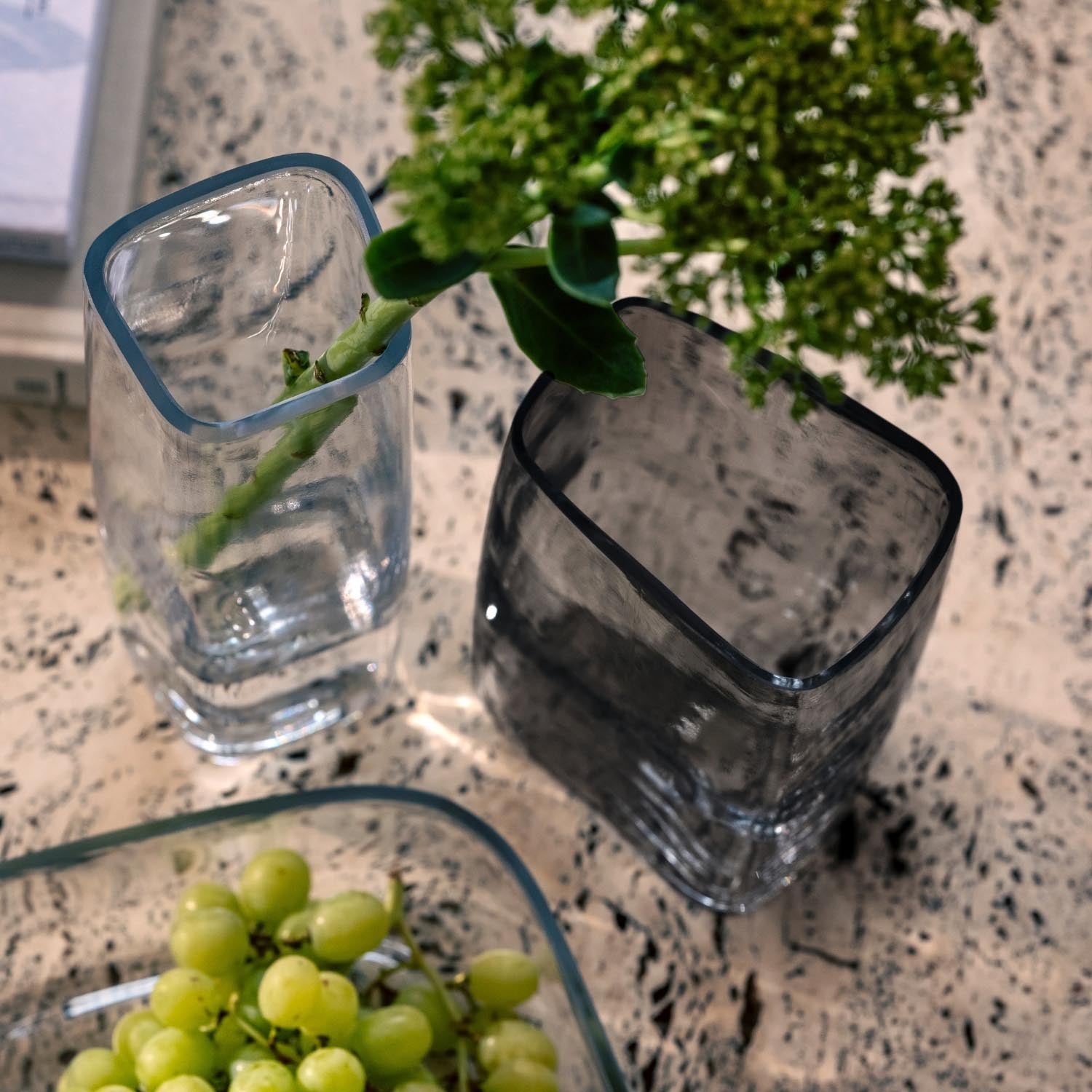Vase PIETRA auf Spüle mit Wasser, Gläsern und grünen Trauben als Stillleben