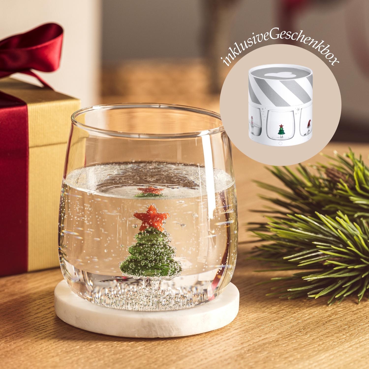 Trinkglas RIPOSO mit Tannenmotiv gefüllt, auf Holztisch mit Weihnachtsdeko