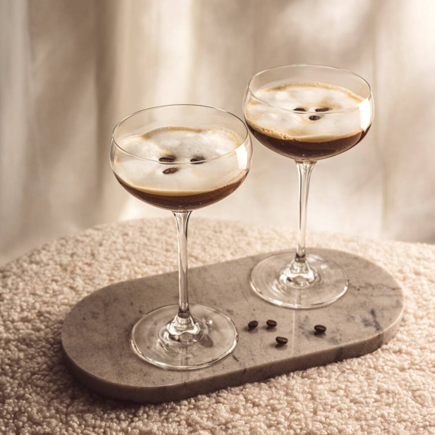 Sektschale 2er-Set mit Espresso-Cocktails auf Beton-Tablett, Kaffeebohnen