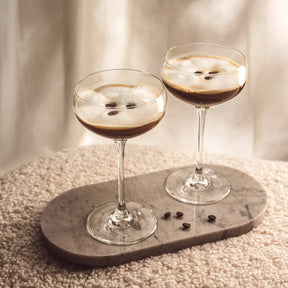 Sektschale 2er-Set mit Espresso-Cocktails auf Beton-Tablett, Kaffeebohnen