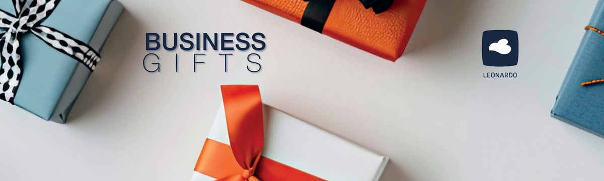 Stilvoll verpackte Business-Geschenke mit LEONARDO-Logo auf hellem Untergrund