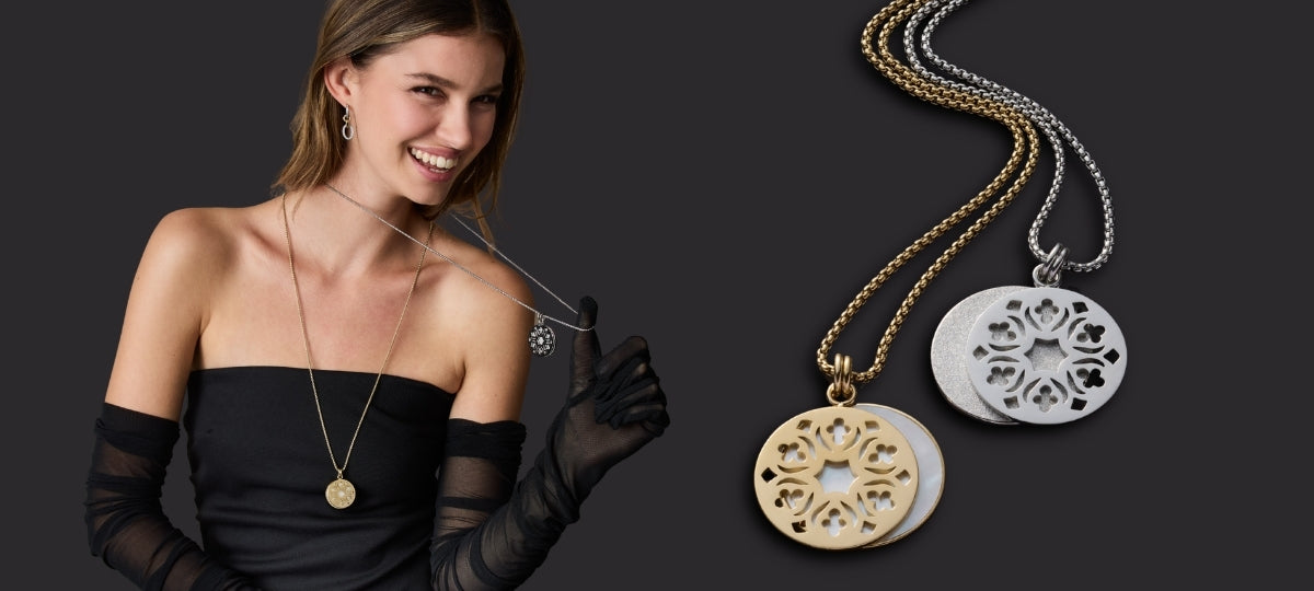 Frau in schwarzem Kleid mit eleganten Handschuhen trägt filigrane Schmuckketten mit ornamentalen Anhängern in Gold und Silber